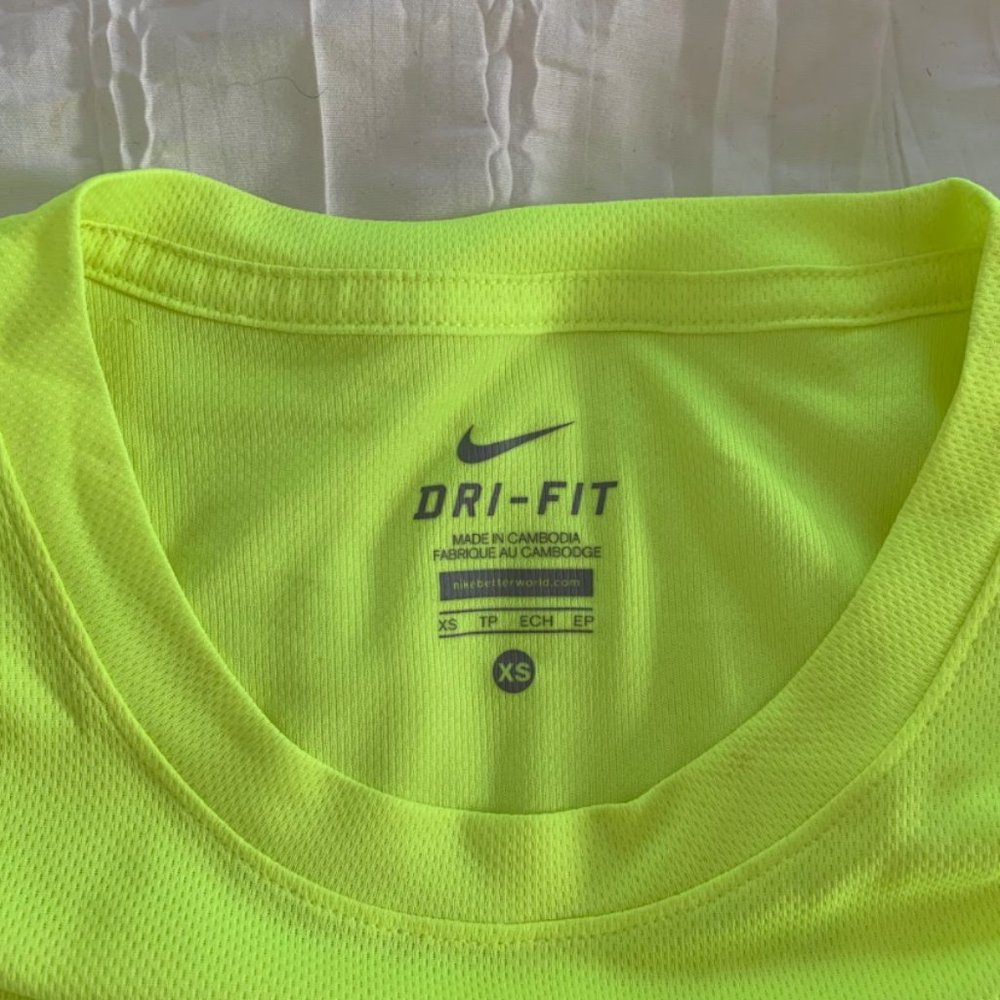 Neon Yellow Men’s fit Nike drifit top - Picture 3 of 3